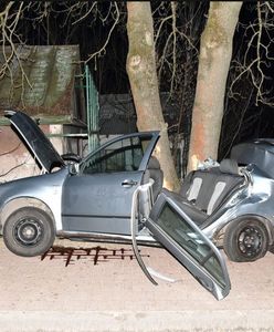 Pijany kierowca roztrzaskał auto na drzewie