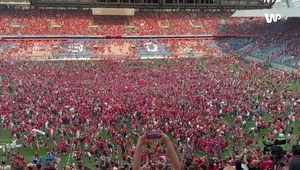 Tłumy kibiców na murawie. Fani Wisły świętują z piłkarzami