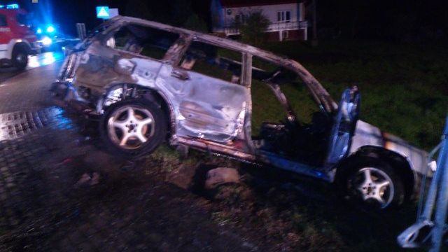 Po uderzeniu w barierki auto stanęło w płomieniach