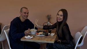 Polacy go uwielbiają. Jego partnerka jest o 11 lat młodsza