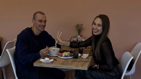 Polacy go uwielbiają. Jego partnerka jest o 11 lat młodsza