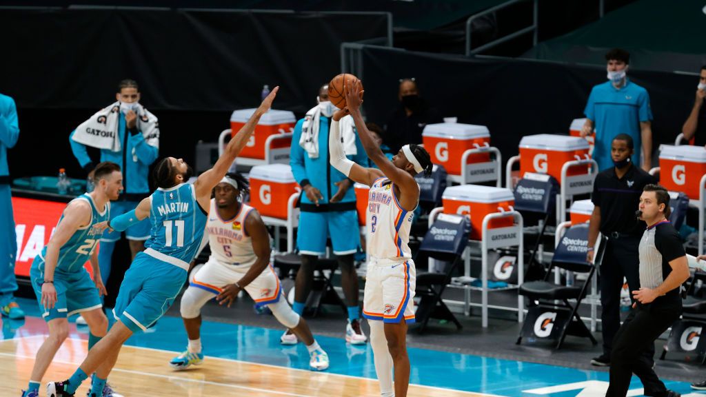 Getty Images /  Jared C. Tilton / Na zdjęciu: Shai Gilgeous-Alexander (z prawej) oddaje rzut w meczu z Charlotte Hornets