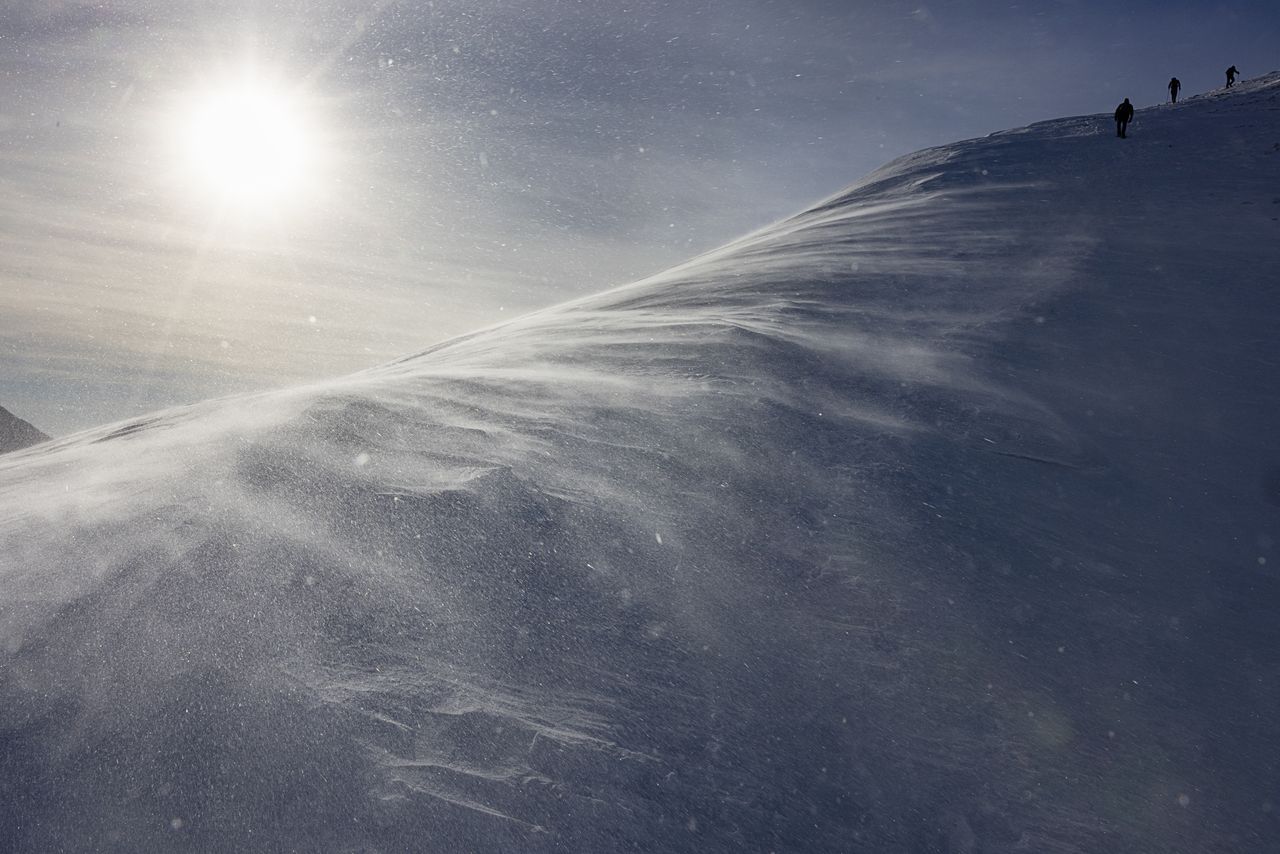 Halny uderza w Tatry. Porywy do 130 km/h i lawinowa „jedynka”
