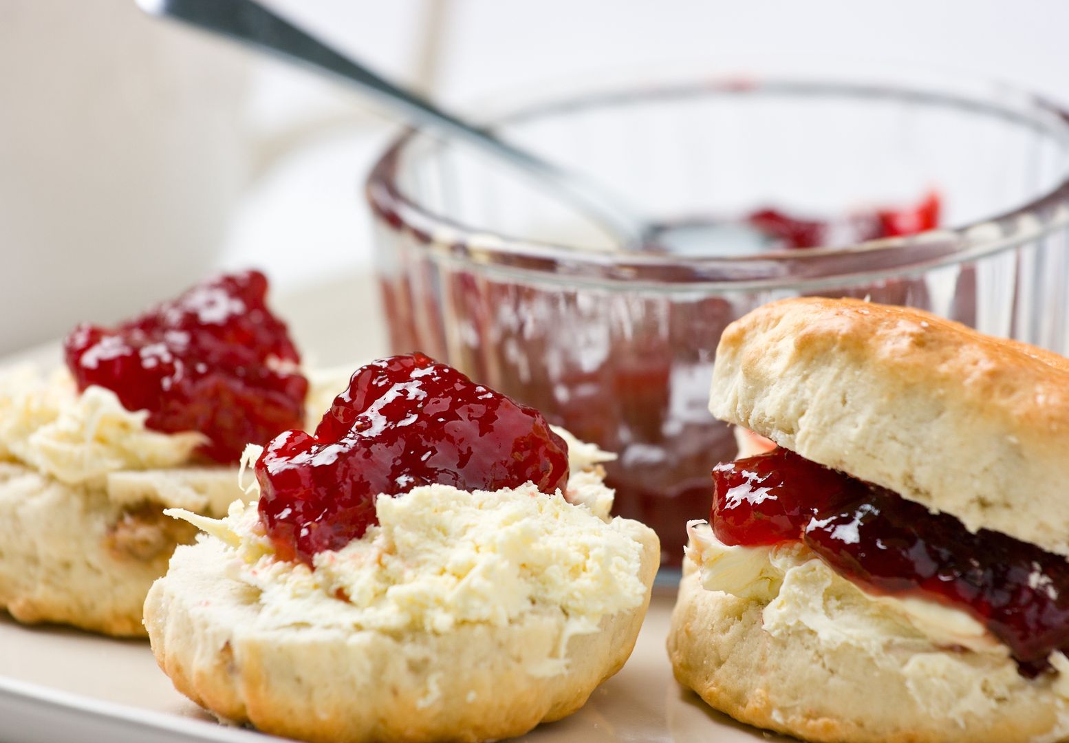 Scones z dżemem i twarożkiem
