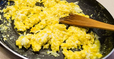 Zaskakujący trik na płaski brzuch. Dodaj to do jajecznicy