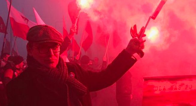 Sąd: Cezary Gmyz nie naruszył prawa, odpalając racę na Marszu Niepodległości
