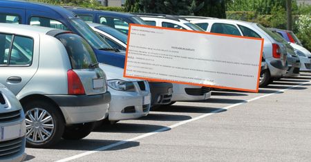 Znalazł taką kartkę za wycieraczką. Od razu zgłosił sprawę policji