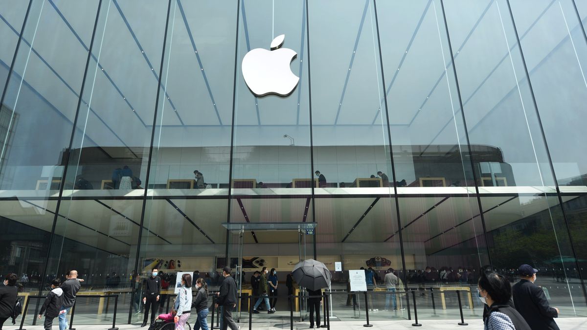 HANGZHOU, CHINA - APRIL 24, 2020 - Customers experience the new iPhone Se in Apple's flagship store, Hangzhou, Zhejiang Province, China, April 24, 2020. On the same day, Apple's new iPhone SE phone officially launched in the world.- PHOTOGRAPH BY Costfoto / Barcroft Studios / Future Publishing (Photo credit should read Costfoto/Barcroft Media via Getty Images)