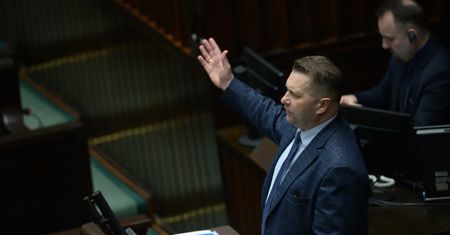 Wieś obsypana dotacjami. Miliony poszły na OSP i szkołę kierowaną przez szwagra Czarnka