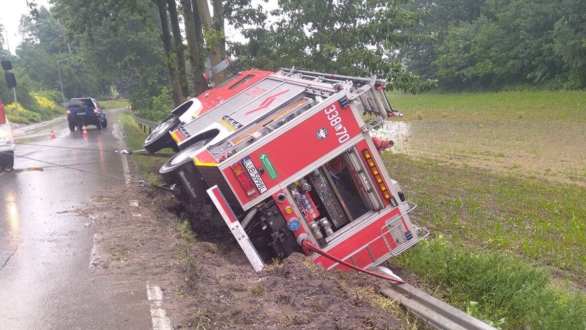 Wóz strażacki OSP Miłocin-Czajki oparł się na barierce