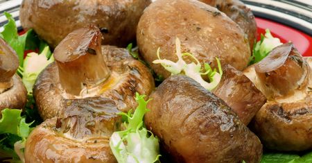 Dodaj pod koniec smażenia. Pieczarki będą złociste i lepsze w smaku