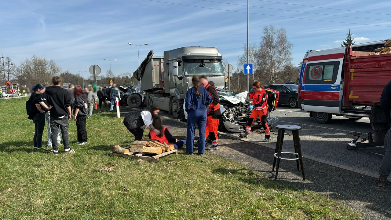 Mercedes wbił się pod naczepę. Kierowca zginął na miejscu