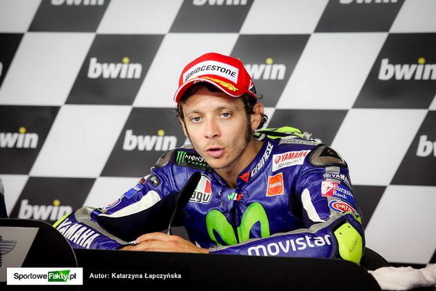 Valentino Rossi wyruszy do niedzielnego wyścigu z końca stawki