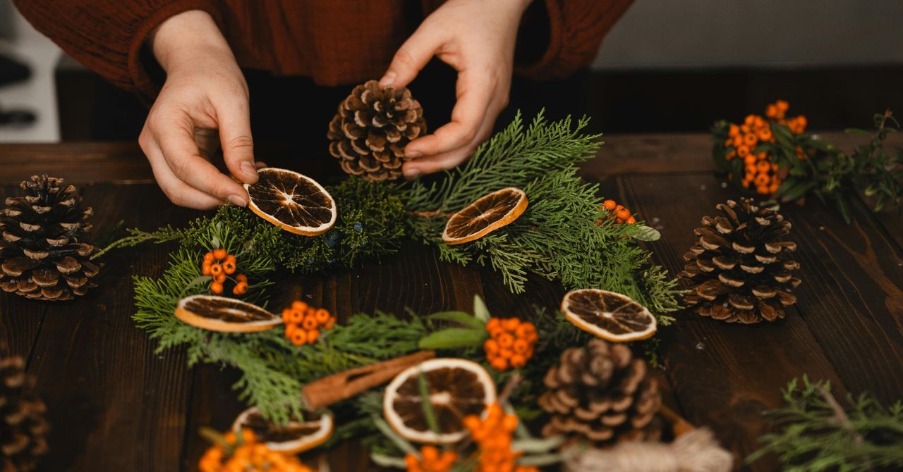 Trendy na wieńce świąteczne 2025. Zobacz, co będzie modne w tegorocznych dekoracjach