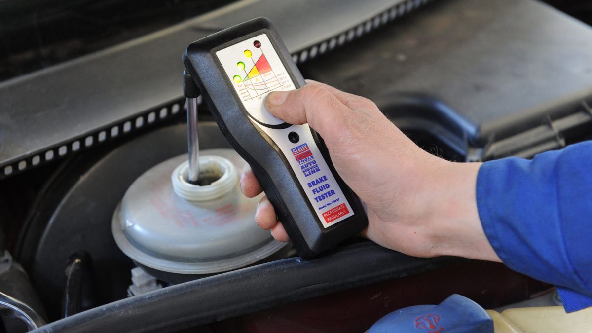 Kontrola płynu hamulcowego trwa kilka minut. Ta prosta czynność może jednak uchronić nas przed wypadkiem