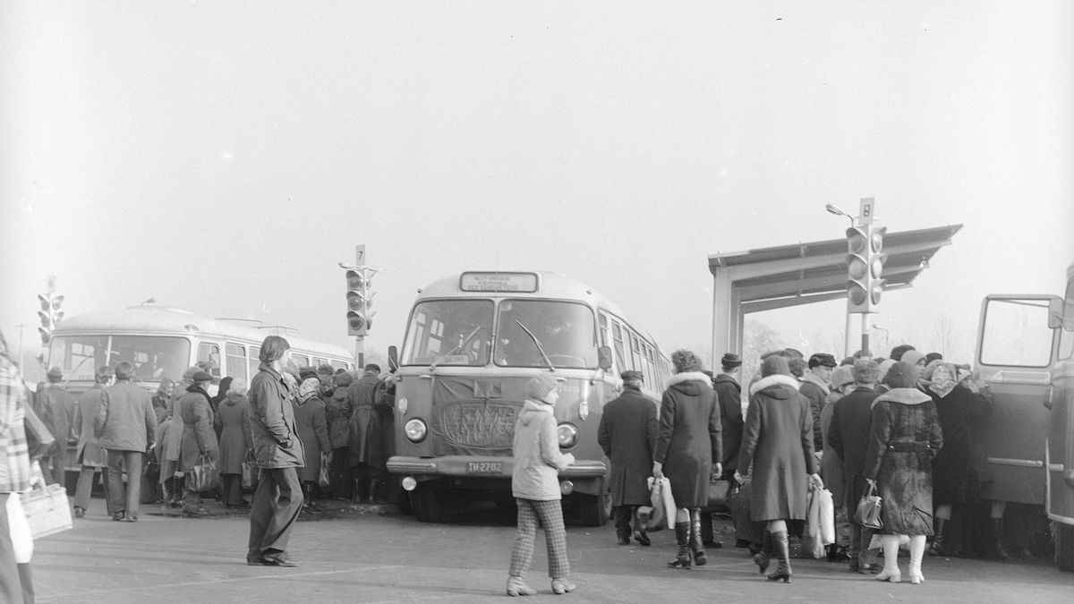 Pasażerowie wsiadają do autobusów. Z lewej autobus San H100. Z prawej autobus przegubowy Jelcz 021