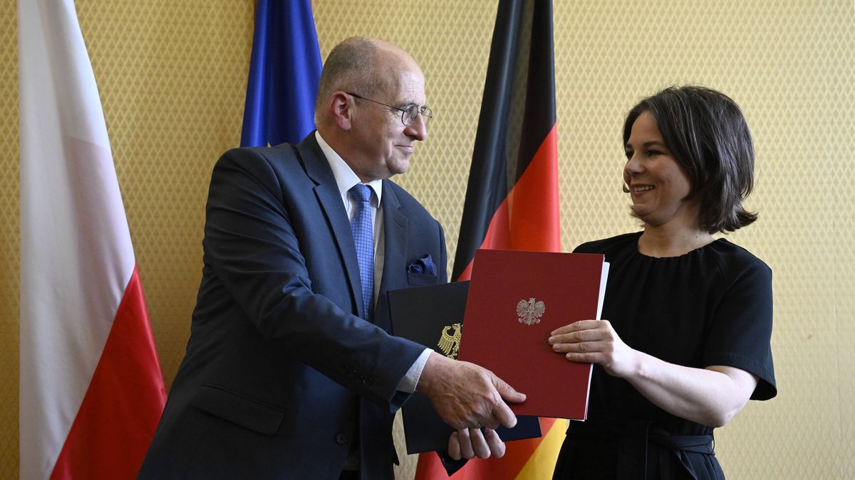 Polish and German Foreign Ministers meet in Berlin
24 May 2022, Berlin: German Foreign Minister Annalena Baerbock and Polish Foreign Minister Zbigniew Rau exchange documents after signing a Memorandum of Understanding on the permanent financing of the International Youth Meeting Center (IJBS) of the Kreisau Foundation for European Understanding, at the Federal Foreign Office in Berlin. Photo: Tobias Schwarz/AFP-Pool/dpa 
Dostawca: PAP/DPA.
Tobias Schwarz