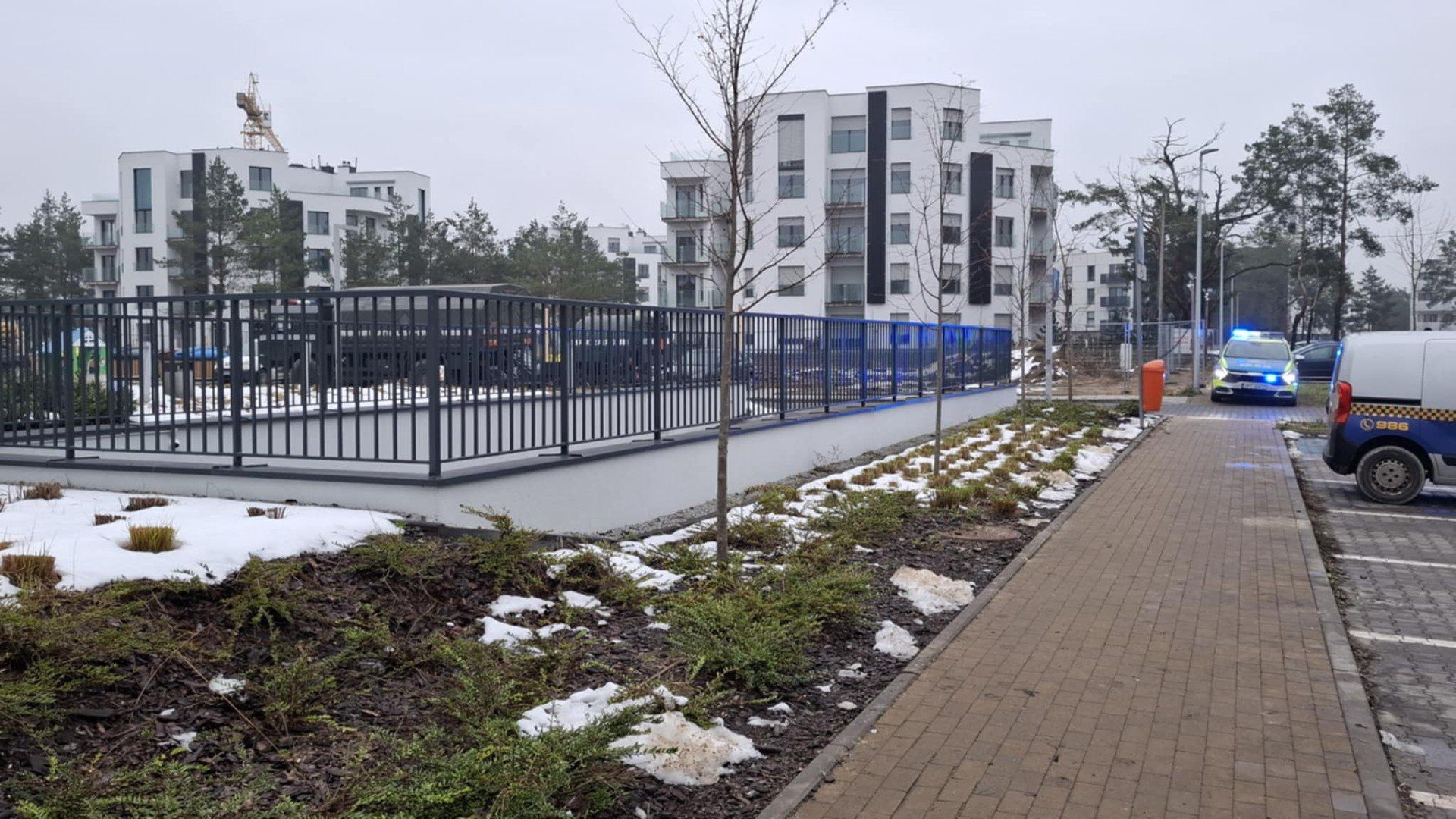 Na miejscu są saperzy oraz policja. Ewakuowano okolicznych mieszkańców. Sa utrudnienia w ruchu.