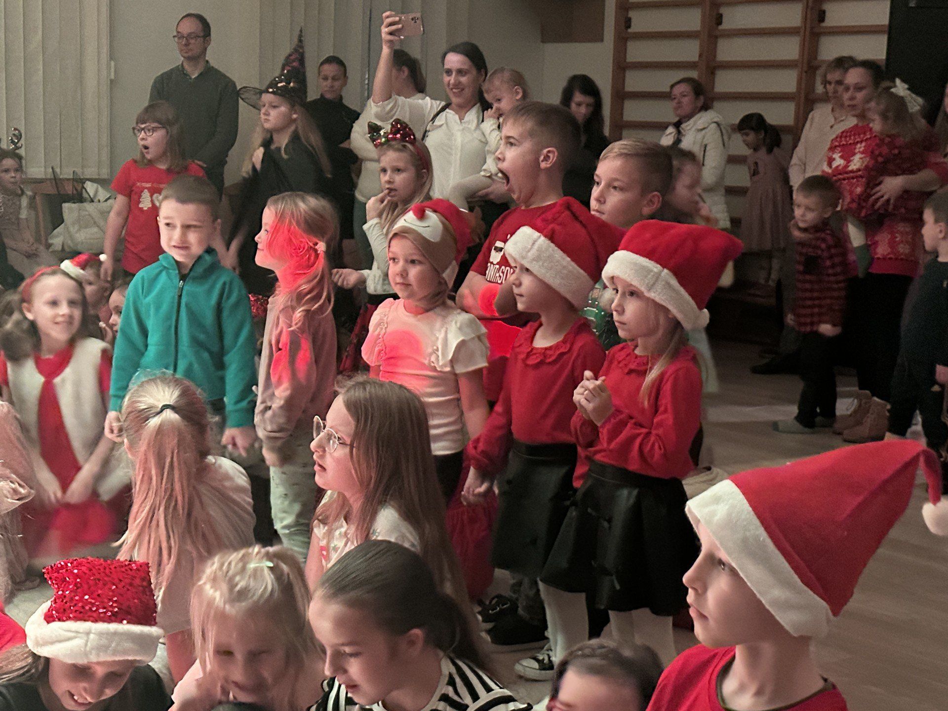 Dzieci bawiły się doskonale na przygotowanej przez Zarząd Osiedla nr w Wieluniu zabawie mikołajkowej