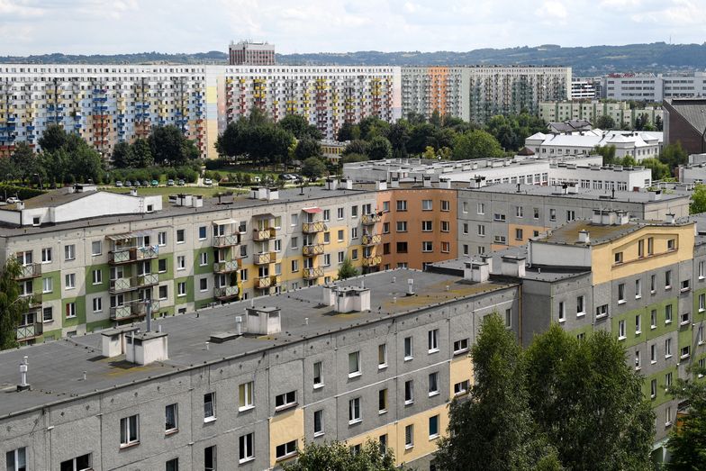 Mieszkanie w bloku z wielkiej płyty za kilka mln zł. Te oferty zadziwiają