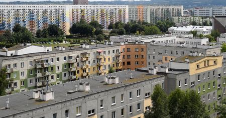 Mieszkanie w bloku z wielkiej płyty za kilka mln zł. Te oferty zadziwiają
