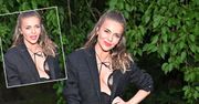 Uśmiana Edyta Herbuś kusi w prześwitującym staniku. Marynarka ledwo wszystko zasłaniała