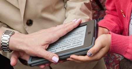 Kindle podbija świat. Czy od teraz przysięgi będą składane na e-booki?