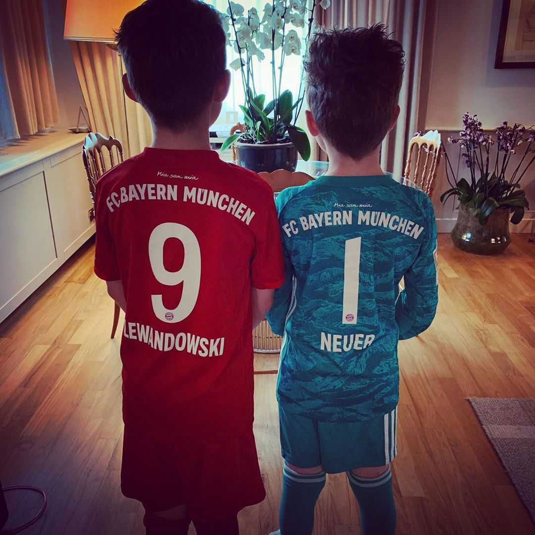 Synowie Eltona Johna w koszulkach Bayernu Monachium
