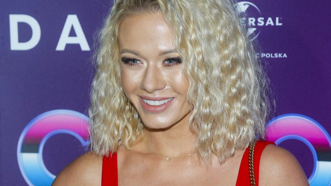 kolczyki, makijaż, makijaż delikatny, naszyjnik, tatuaż na przedramieniu, torebka czarna, torebka damska, Katarzyna Dziurska