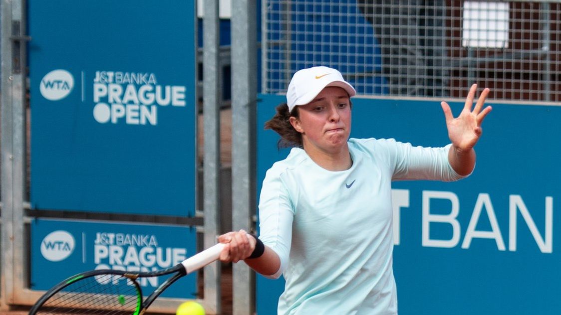 Iga Świątek na korcie ziemnym w Pradze