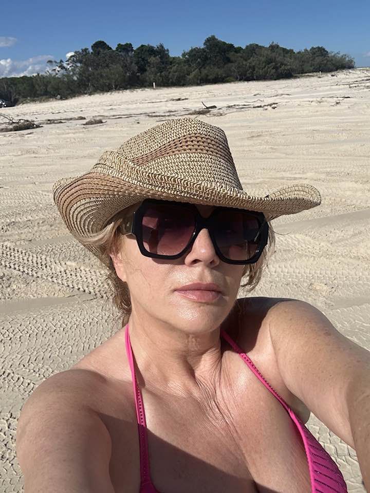 Danuta Martyniuk na plaży w Australii