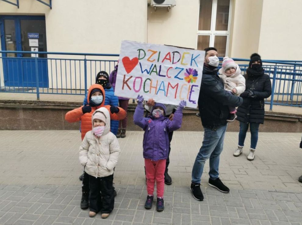 Rozczulający baner pod szpitalem. Rodzina dopinguje pacjenta