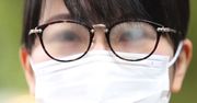 Koronawirus. Od maseczki ochronnej masz zaparowane okulary? Zobacz, jak z tym walczyć