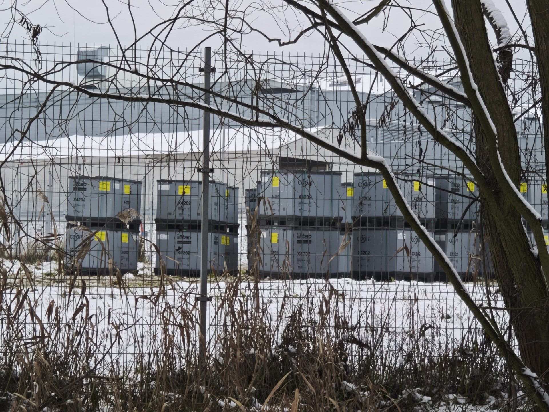 Pojemnik spadł z helikoptera. Mieszkańcy mówią: to cud, że nie na domy