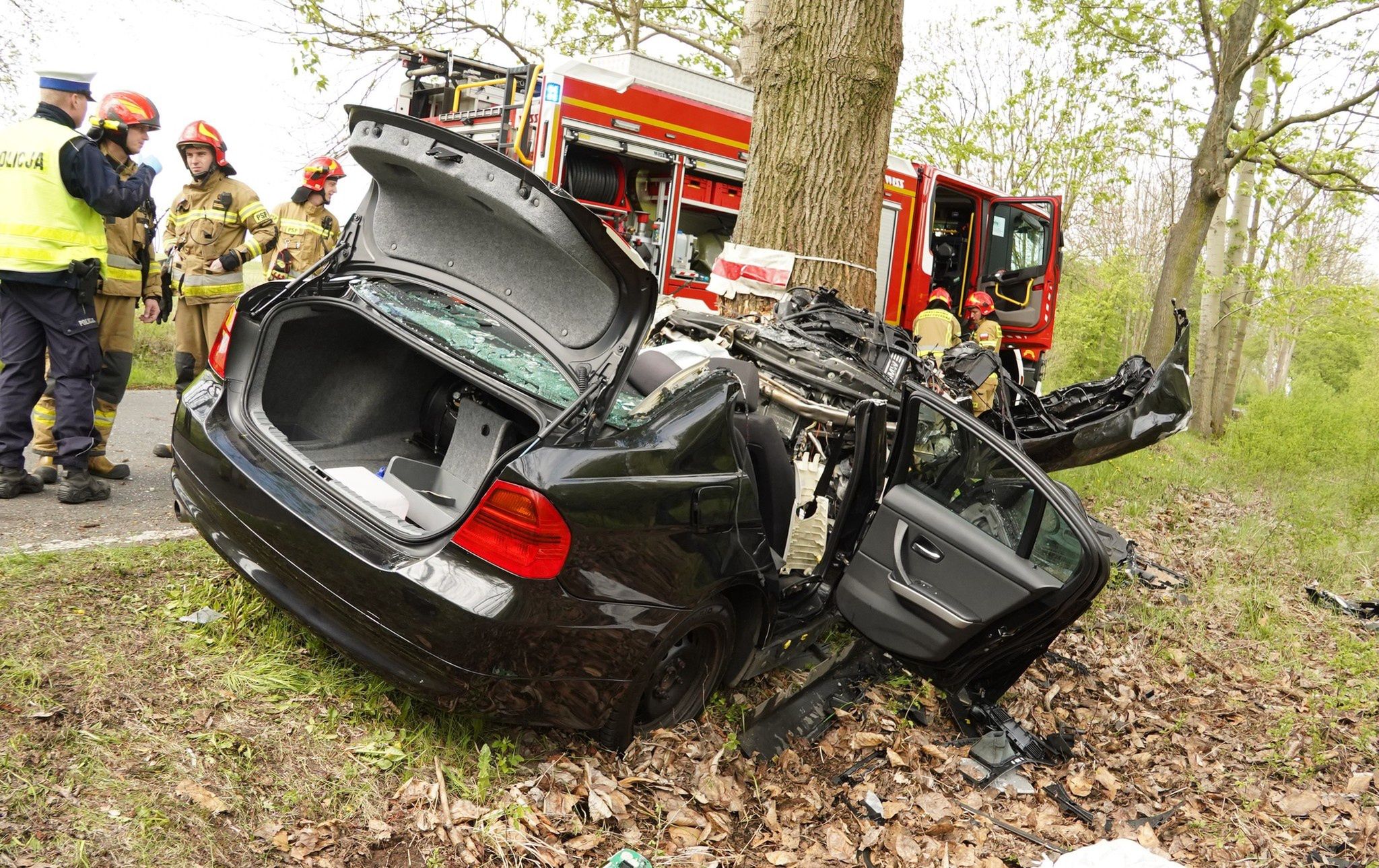 Śmiertelny wypadek w Mikołowie. Nie żyje kierowca BMW, który rozbił auto o drzewo. fot. KPP Mikołów