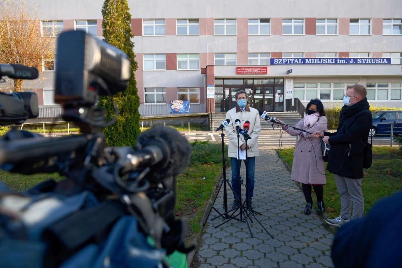 Rzecznik szpitala Stanisław Rusek podczas konferencji prasowej przed Wielospecjalistycznym Szpitalem Miejskim im. Józefa Strusia w Poznaniu, gdzie wczoraj 60-letni pacjent zakażony koronawirusem wyskoczył z okna na szóstym piętrze