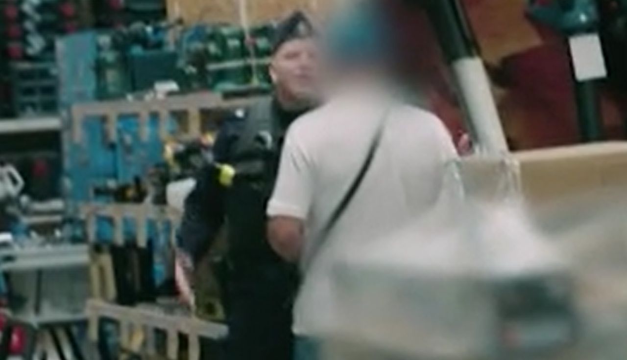 Policjant wbiegł do marketu. Sceny. "Nie rób pan afery, dobra?"