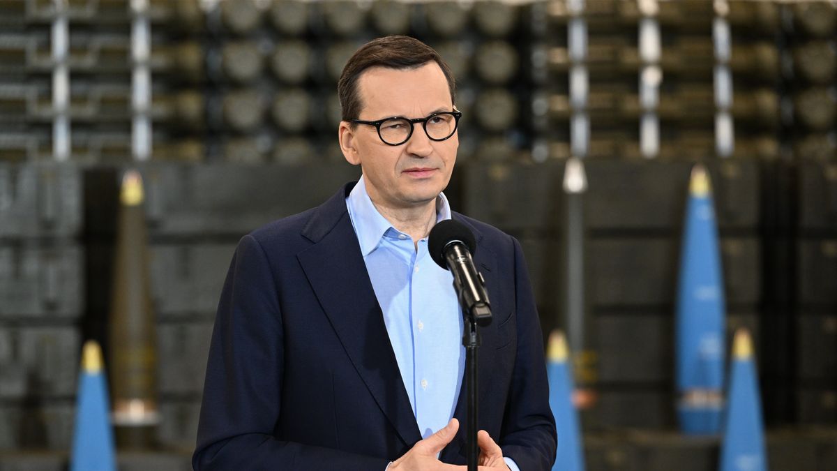 Nowa Dęba (woj. podkarpackie), 27.03.2023. Premier Mateusz Morawiecki podczas wizyty w Zakładach Metalowych "Dezamet" w Nowej Dębie, 27 bm. (aldg) PAP/Darek Delmanowicz