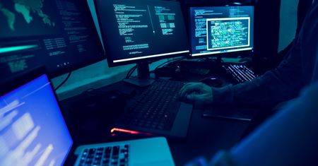 Hakował konta znanych osób na Twitterze. Grozi mu 77 lat więzienia