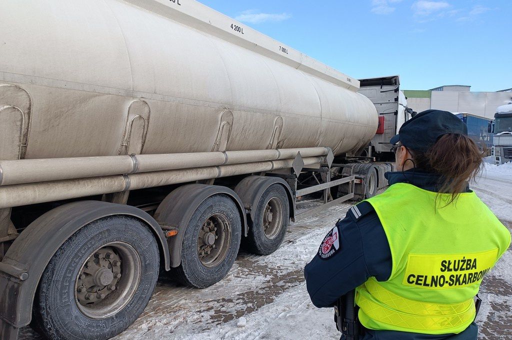 37 tysięcy litrów "oszukanego" paliwa pod Suwałkami – zamiast oleju smarowego jechały opałowy i diesel