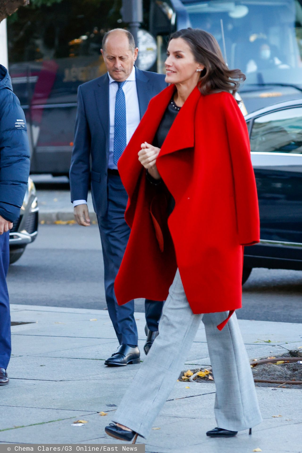 Królowa Letycja w klasycznych spodniach i czerwonym płaszczu