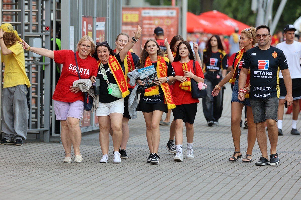 Kibice na meczu Betard Sparty Wrocław. Pogoda dopisała, forma wrocławian też - tak na trybunach, jak i na torze