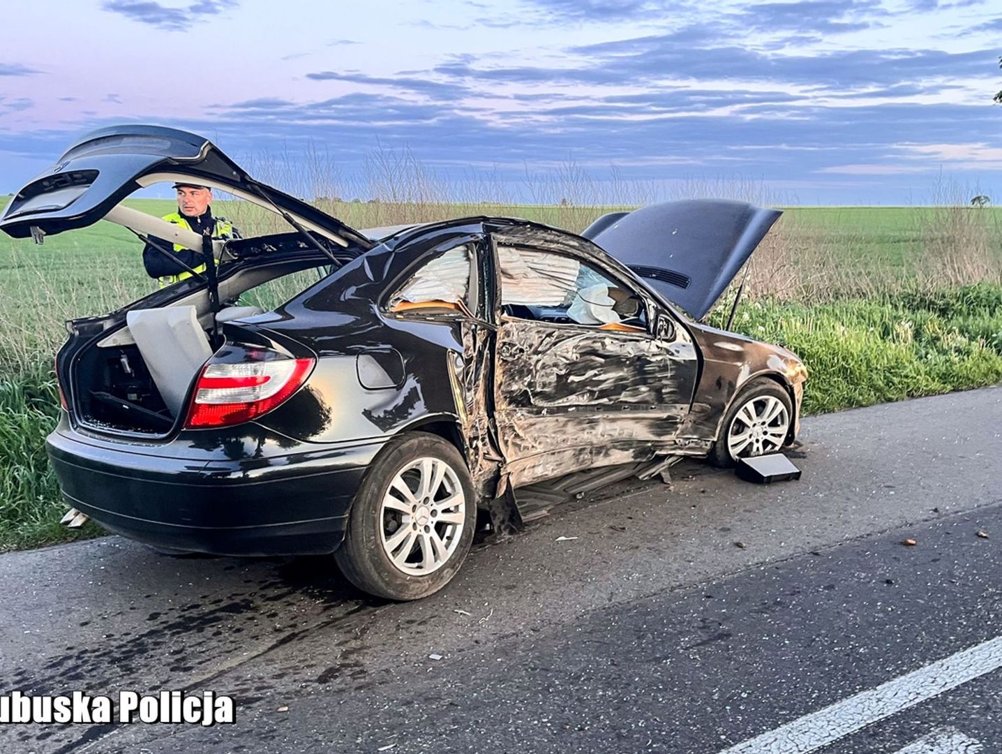 19-latek w mercedesie przecenił swoje umiejętności i rozbił się na drzewie