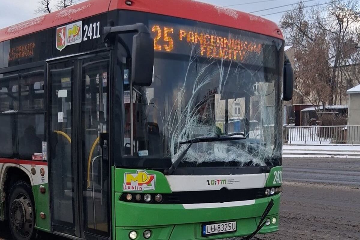 Autobus linii nr 25 uderzył w tył autobusu linii nr 3