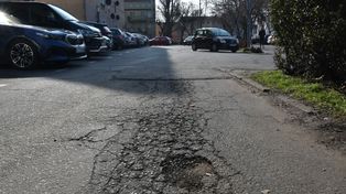 Nowa Sól: Dziurawy jak ser szwajcarski parking w centrum Nowej Soli. "Miazga!" Kiedy wreszcie przejdzie remont?