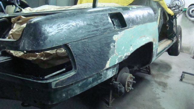 Błotnik podczas usuwania powłok lakierniczych