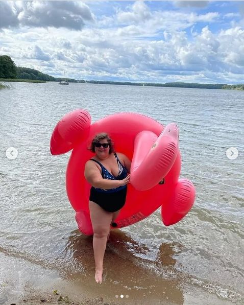 Dominika Gwit wypoczywa na Mazurach w towarzystwie dmuchanego flaminga