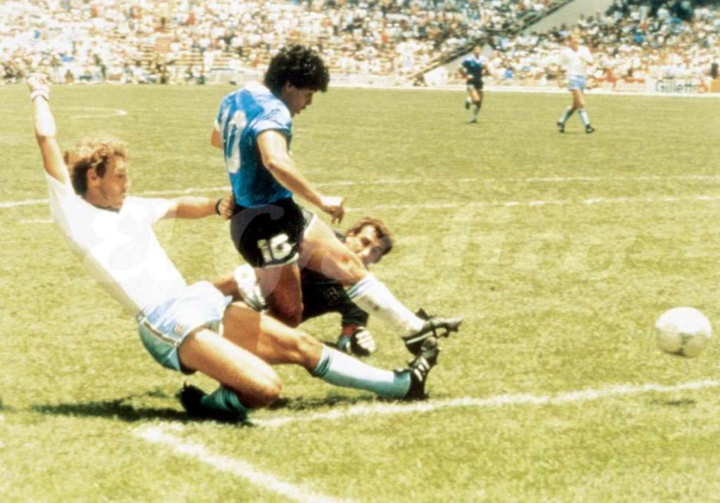 Diego Maradona strzela gola po minięciu bramkarza Petera Shiltona fot. domena publiczna