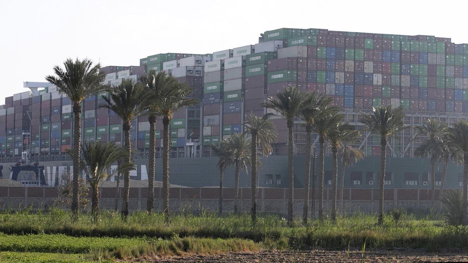 epaselect epa09100498 The Ever Given container ship in the Suez Canal, Egypt, 27 March 2021. The container ship Ever Given ran aground in the Suez Canal on 23 March, blocking passage of other ships and causing a traffic jam for cargo vessels. The head of the Suez Canal Authority announced that 'the navigation through the Suez Canal is temporarily suspended' until the floatation of the Ever Given is completed.  EPA/KHALED ELFIQI Dostawca: PAP/EPA.