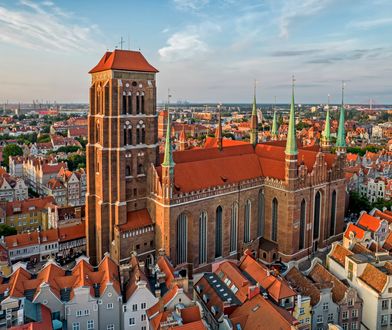 Turyści w Gdańsku przesadzają. Do bazyliki z lodami, piwem lub psem pod pachą